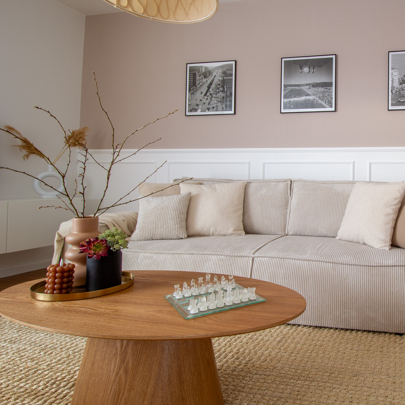Wohnzimmer mit Sofa und Couchtisch